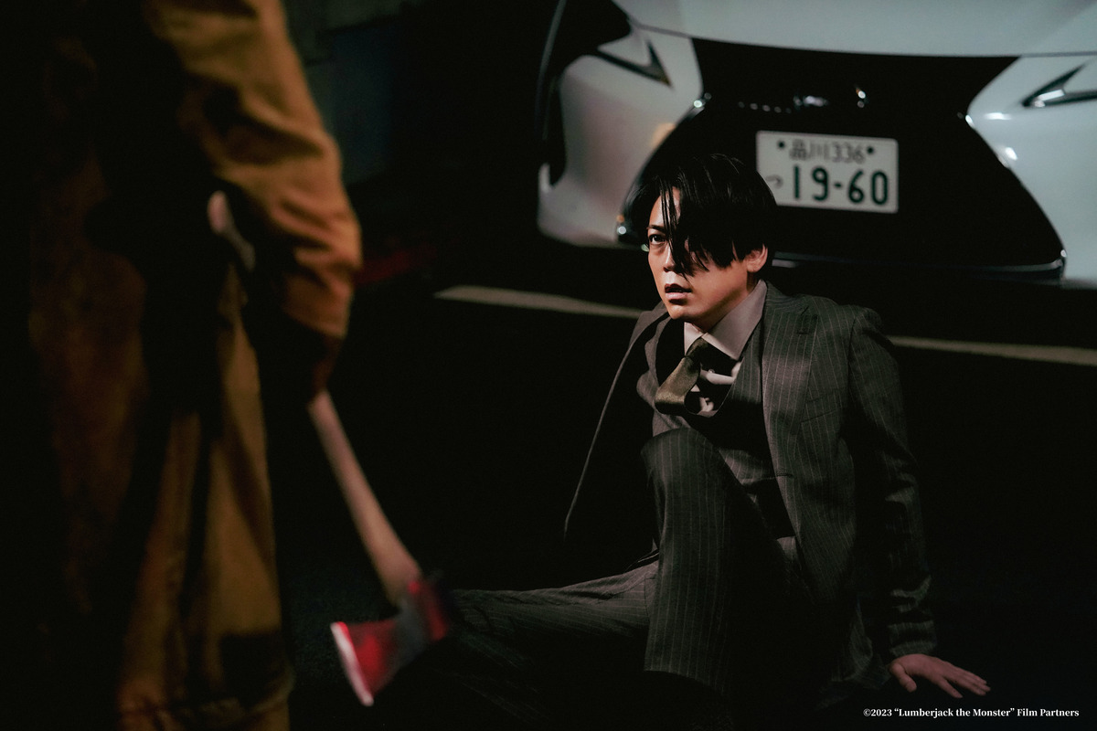 《怪物樵夫》龜梨和也遭遇面具殺人魔的恐怖攻擊。 圖：網銀國際影視／提供