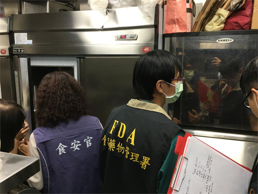 寶林茶室食物中毒案今(27)再添一死！北市衛生局前往寶林茶室稽查。 圖：北市衛生局／提供