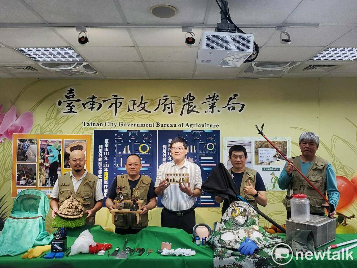 為宣導捕蜂捉蛇為民服務業務，及蜂蛇保育觀念，南市農業局偕今偕同義消與承攬廠商─鎧墨企業有限公司舉行「捕蜂捉蛇由單一廠商執行，全年無休 為民服務不打烊｣記者會。 圖：黃博郎／攝