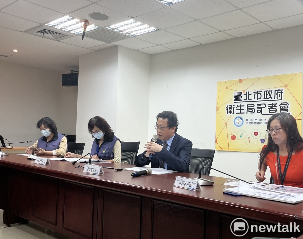 北市衛生局長陳彥元（右2）今下午召開記者會說明。 圖：周煊惠 / 攝
