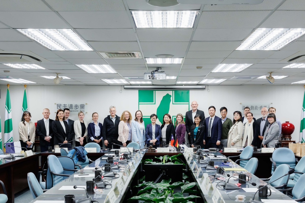 德國弗里德里希諾曼自由基金會（FNF）東亞及東南亞區域代表與FNF全球創新中心訪團於26日到訪民進黨中央黨部。 圖：民進黨提供