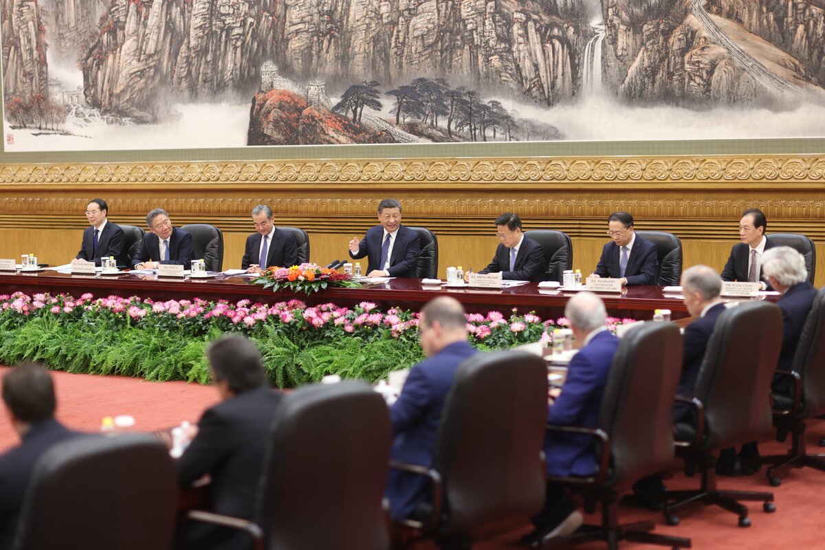 中國國家主席習近平在 27 日舉辦的中國發展高層論壇結束後，親自與美國企業領袖會面，認為中美兩國應多多進行來往、交流與合作。 圖：翻攝自 @SpokespersonCHN X 帳號