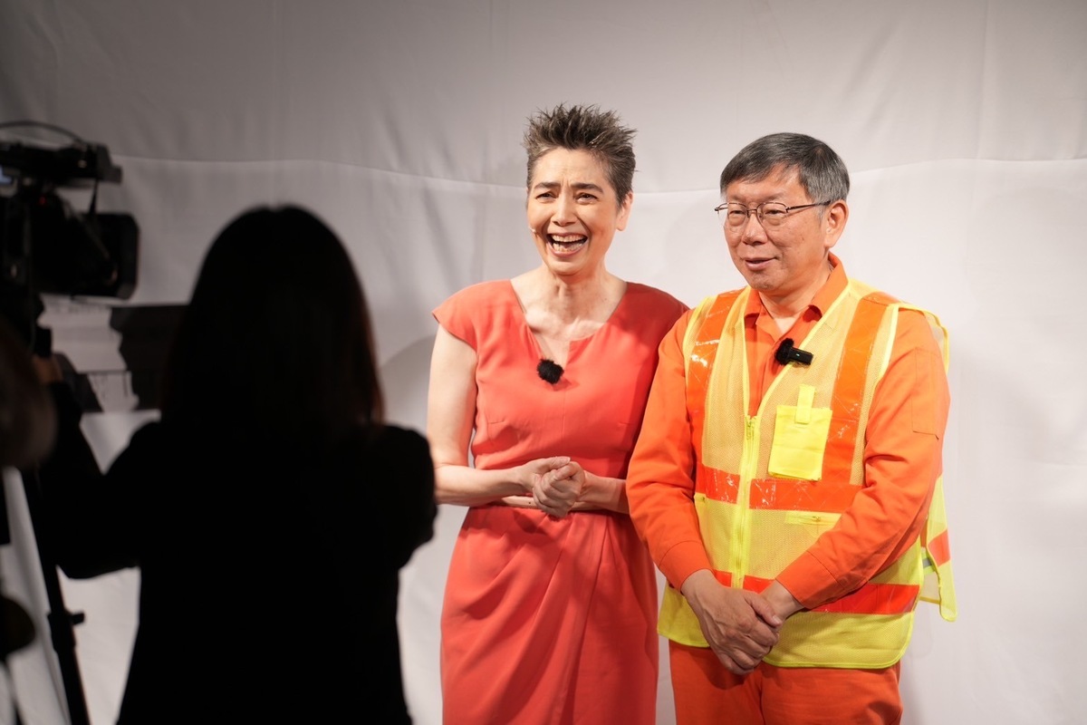 民眾黨主席柯文哲與女星賴佩霞合作演出舞台劇「倒垃圾」。 圖：民眾黨 / 提供
