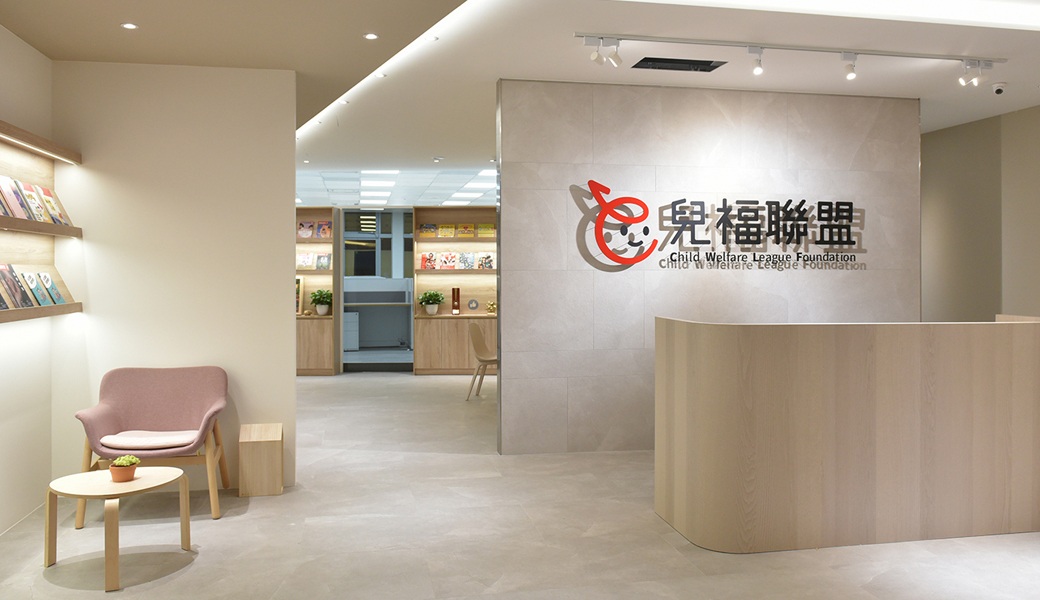 日前1歲待出養男童剴剴被兒福聯盟轉介的劉姓保母凌虐致死，而負責這個案子的陳社工也遭移送北檢，對此，剴剴的家屬友人林祐生昨(29)日提出6疑點質疑，為何陳社工不讓原保母收養剴剴。 圖：取自兒福聯盟官網