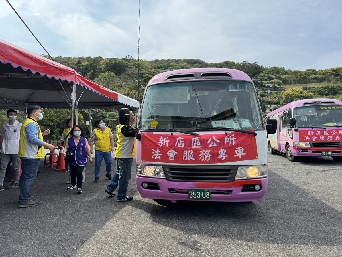為紓解掃墓車潮，新北民政局今年規劃34條免費接駁專車路線，並有18輛備勤中巴待命。 圖：新北市民政局/提供
