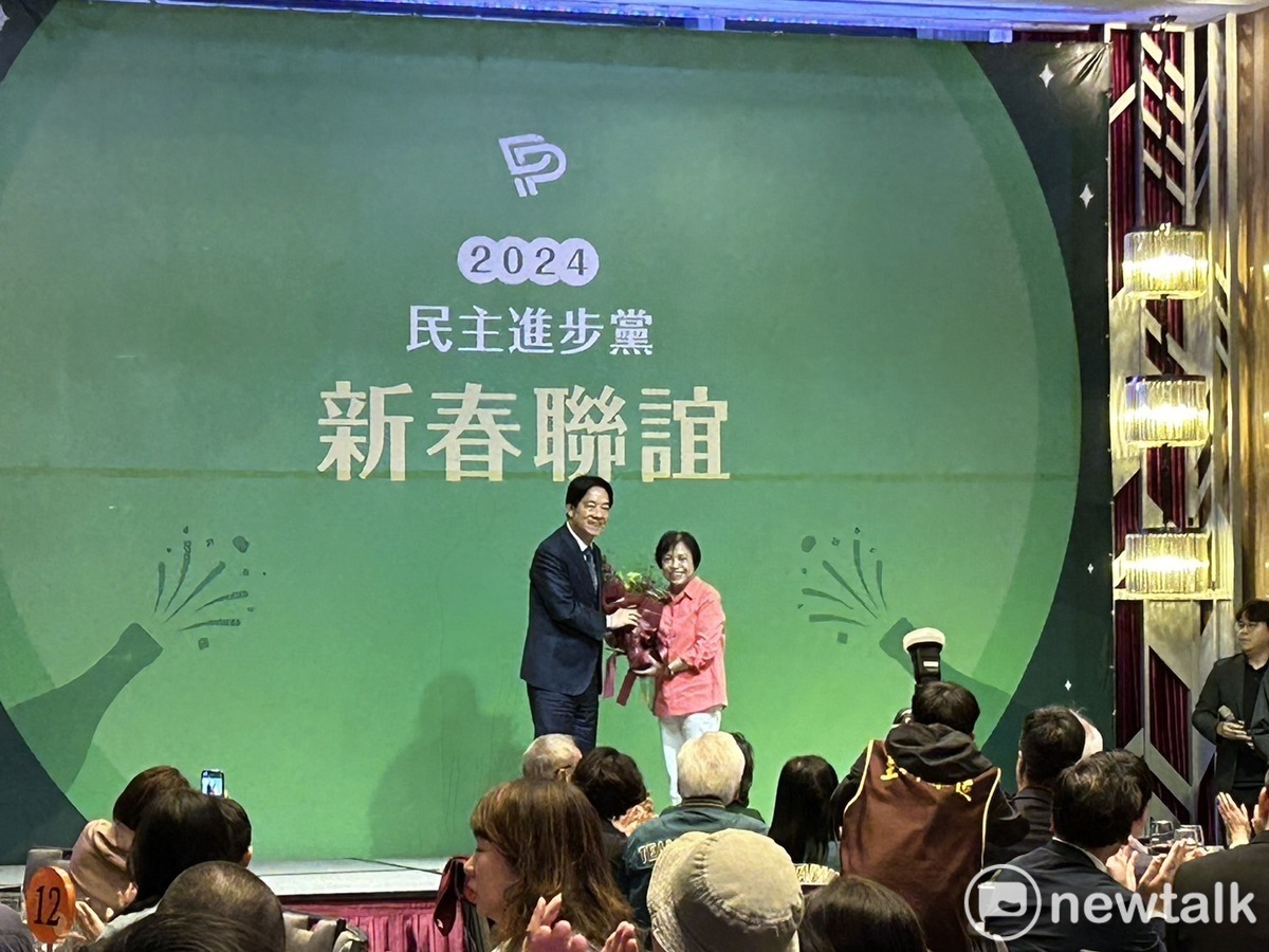 民進黨中央黨部晚間舉行春酒，賴清德特別表彰即將退休的資深清潔阿姨楊金杯。 圖：黃宣尹攝