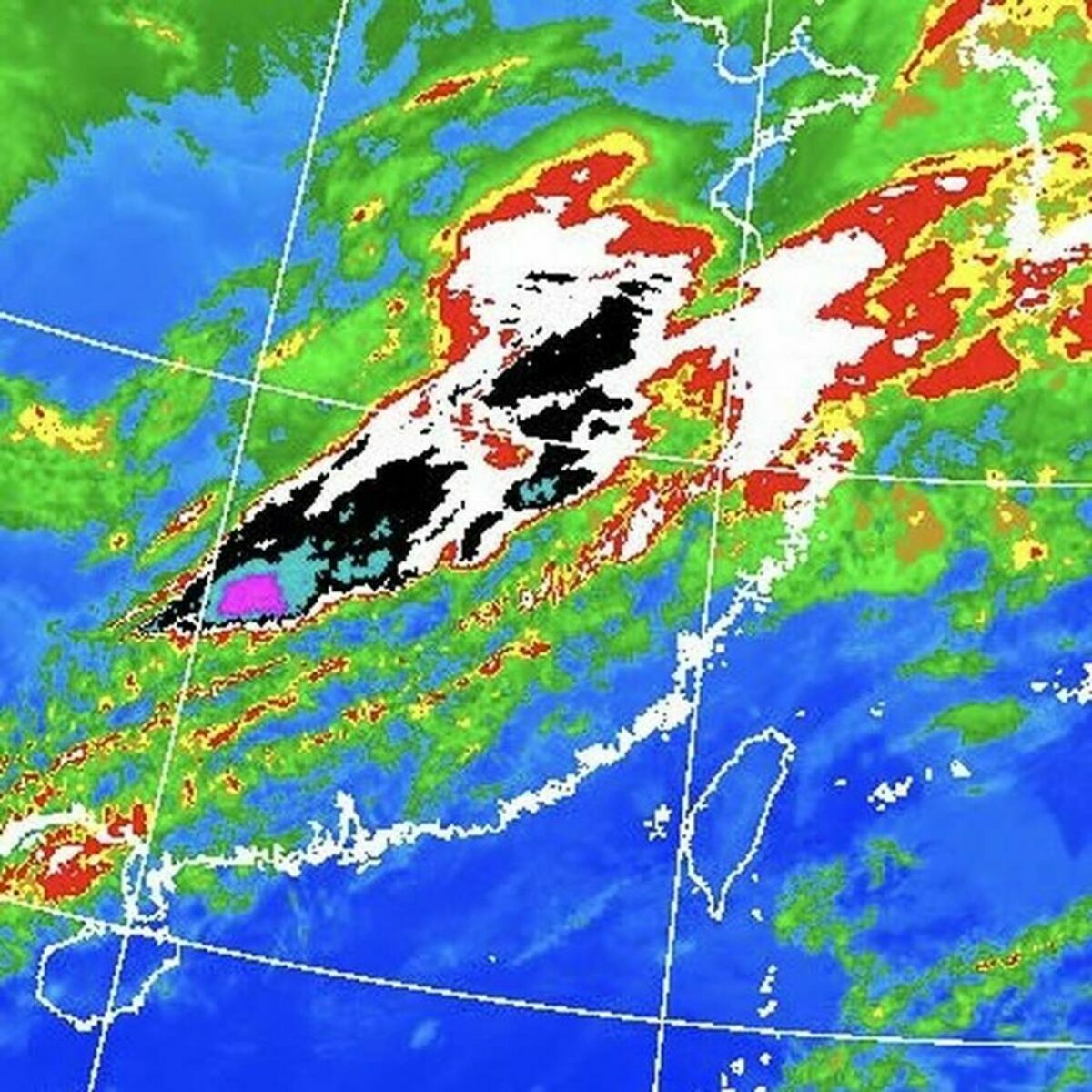中央氣象局前局長鄭明典28日上午在臉書PO出圖片，表示衛星雲圖中開始有紫色區塊，而且有一端尖尖的（左下紫塊），這是對流增強的特徵。 圖：翻攝自鄭明典臉書