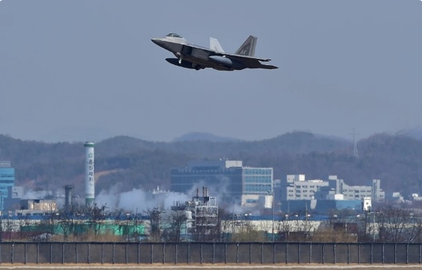 不只派遣大量戰艦，美軍也計畫派遣 F-22 戰鬥機中隊，駐紮在中東地區。 圖：翻攝自 視覺中國
