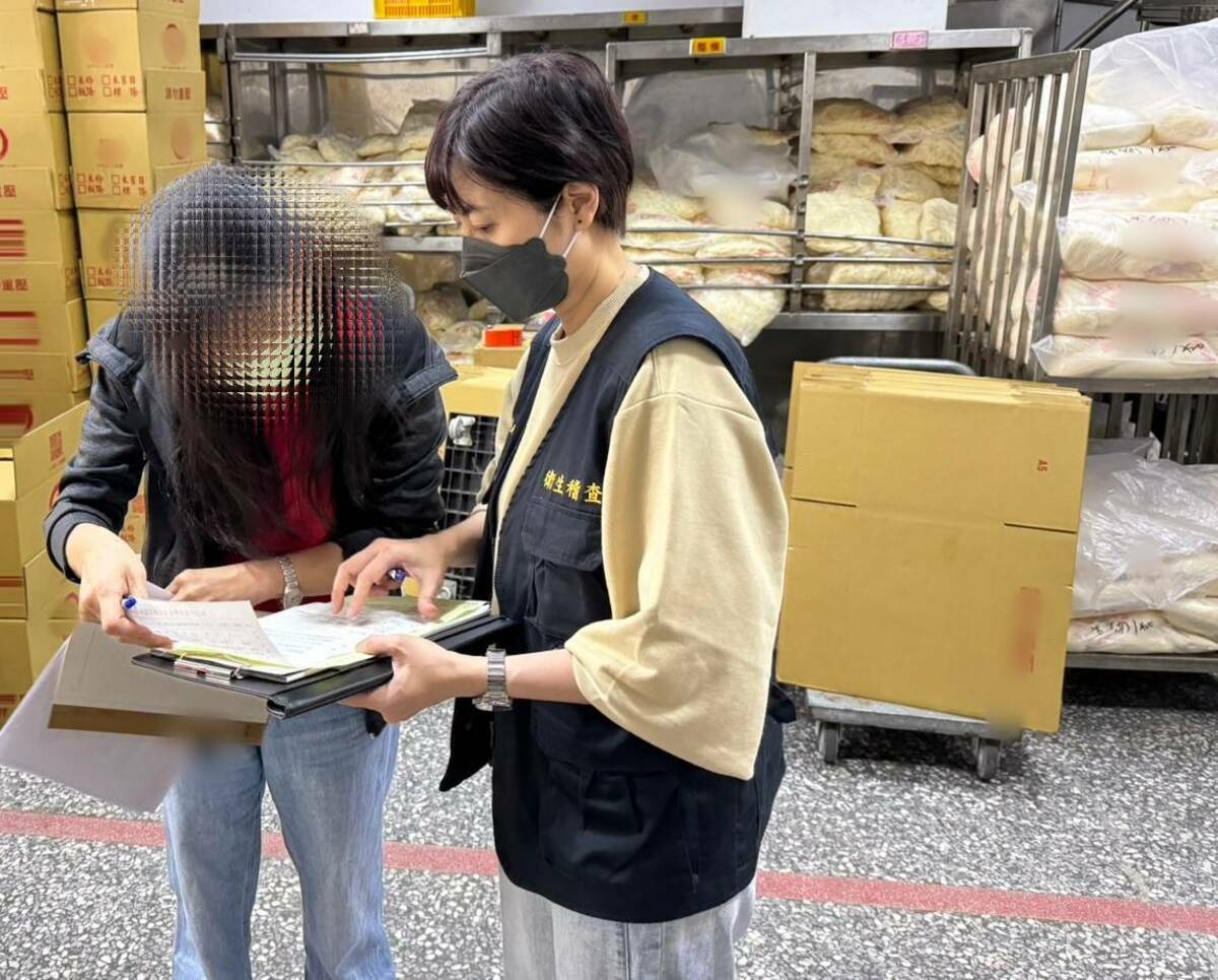 新北市衛生局再度前往寶林茶室粿條製造商稽查，責令廠商全面暫停作業。 圖：新北市衛生局/提供