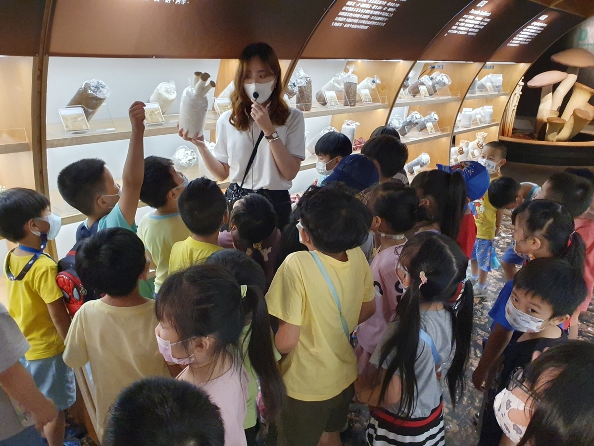 「霧峰菇類產學館」為推廣霧峰在地的菇類產業及文化，展示出各式台灣菇類的豐富館藏與資源，是認識台灣菇類文化不可或缺的一處知識寶地。 圖：霧峰菇類產學館/提供
