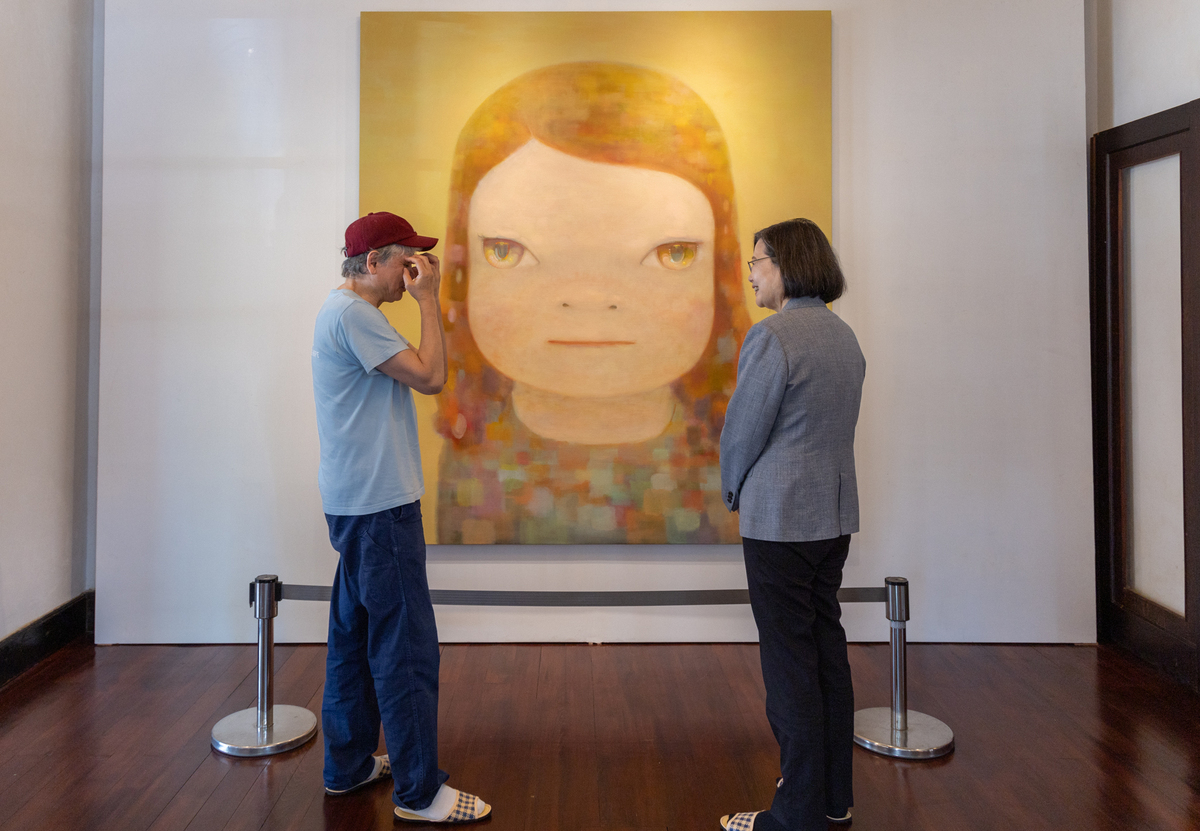 奈良美智《跟著朦朧潮濕的一天去澎湖》開展，蔡英文前往觀展，並與奈良美智對談。 圖：總統府提供