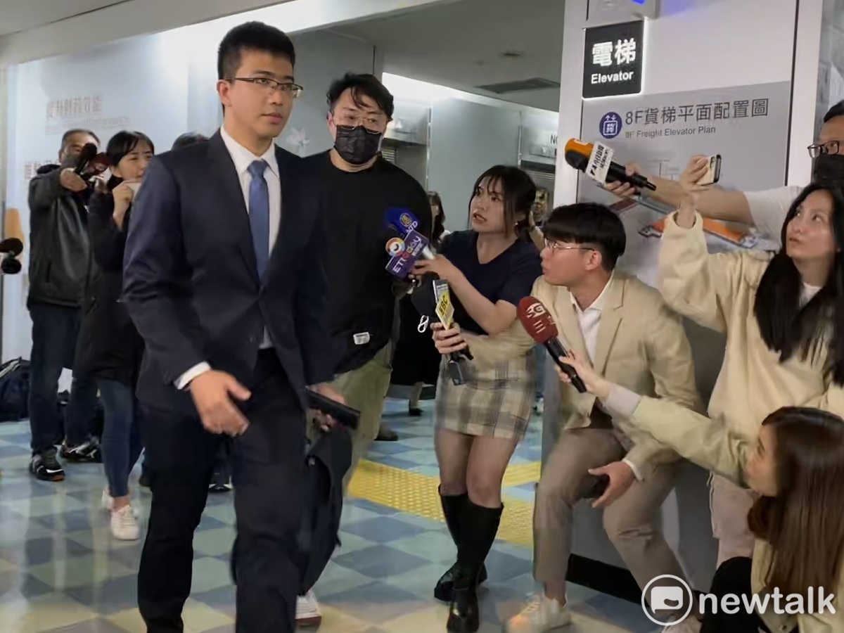 寶林執行長黎仿軒（後戴口罩者）今天下午在律師陪同下現身北市府。 圖：周煊惠 / 攝