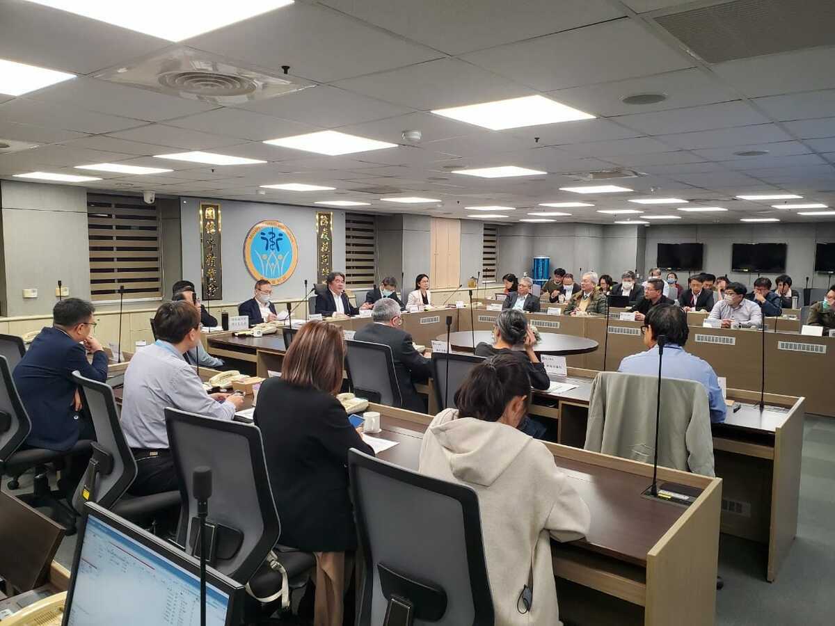 衛福部27日召開「寶林茶室」食物中毒案專案會議。 圖：翻攝王必勝臉書