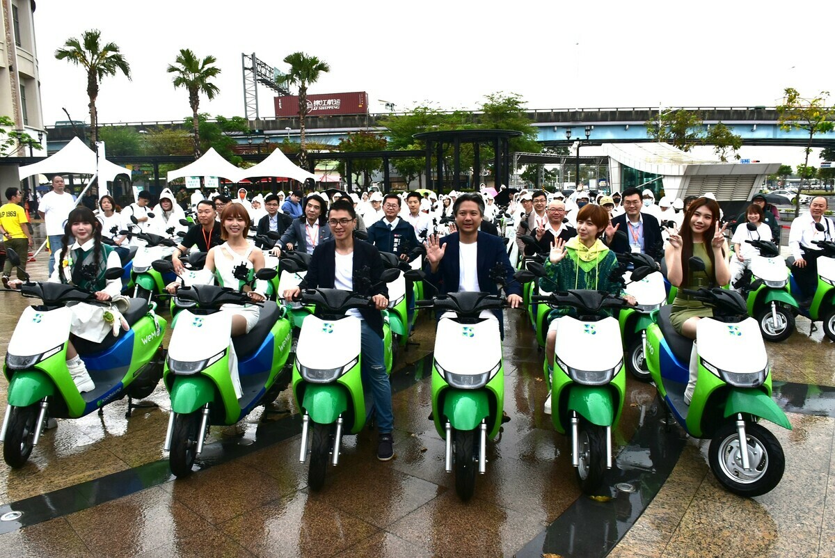 全新第二代車款 WeMo Fly高雄現場百位用戶新車落地啟動儀式。 圖：孫家銘攝