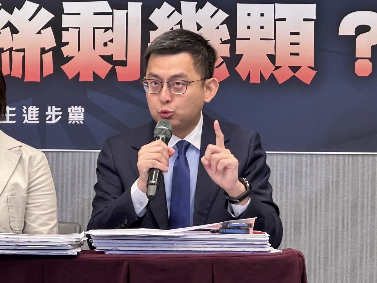 對於是否針對黃國昌新書中不實部分進行提告，新北市議員卓冠廷4日受訪曝洪慈庸態度。 圖：民進黨/提供