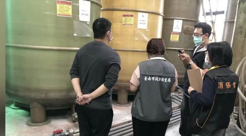 台南市衛生局上門稽查「東成醬油」並帶回相關產品檢驗；結果其中「天釀蔭油」、「壺底白曝油」2項產品，符合規定。 圖：台南市衛生局／提供
