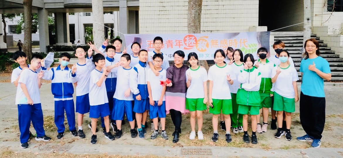 鼓山高中學生朗讀自己創作的新詩度過青年節。 圖：高雄市鼓山高中/提供