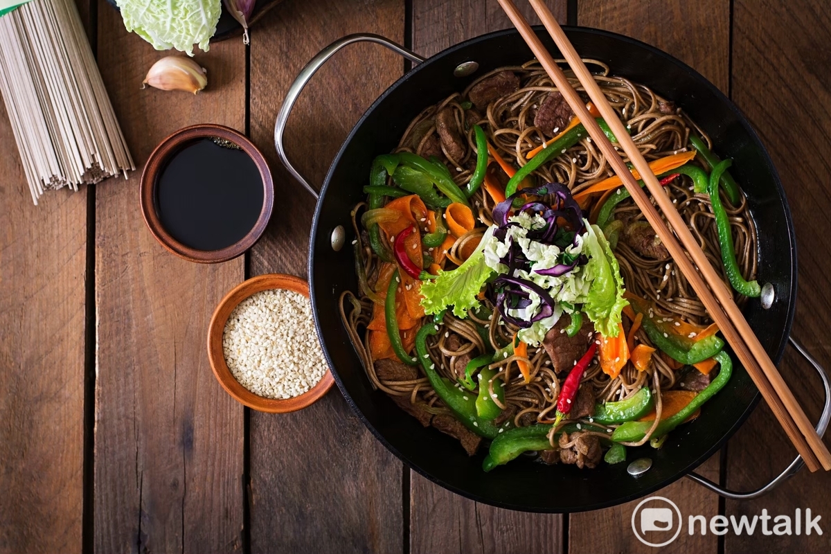寶林茶室食物中毒案引發大眾恐慌，有人開始思考米飯、麵食類食物是否應避免反覆加熱，以降低食物中毒率。 圖：新頭殻資料照
