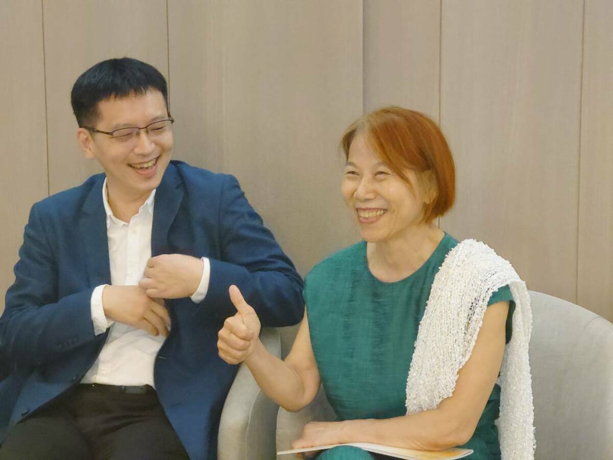 臺灣流行疾病學專家何美鄉（圖右）今（29）日在臉書表示，此毒素可能來自中國地區的特定食材，突顯了台灣對於外來病原體的生態風險管理的迫切需求。 圖 : 翻攝自何美鄉臉書