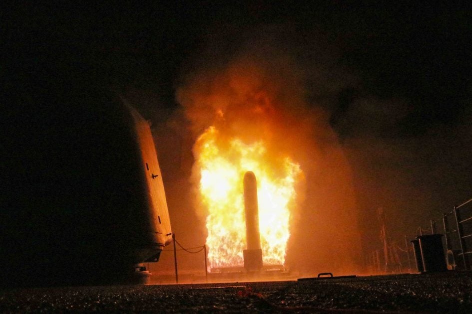 日本面臨北韓及中國雙重軍事威脅，決議將採購美製戰斧巡弋飛彈時程提前一年。美日高層證實已展開相關人員訓練。圖為美國海軍提康德羅加級飛彈巡洋艦蒙特利號(CG-61)發射戰斧巡弋飛彈。 圖 : 翻攝自 US NAVY