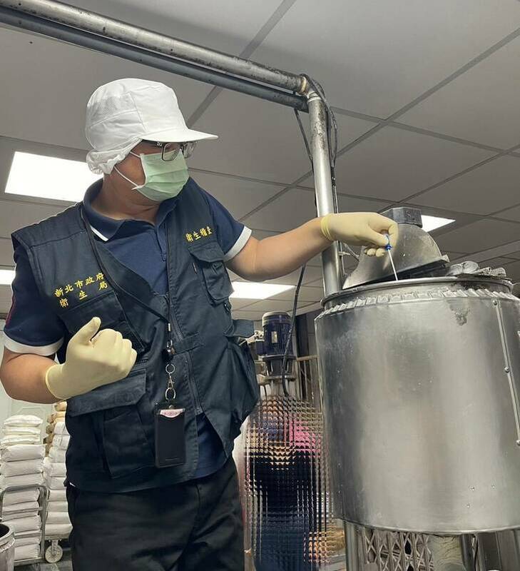 台北市、新北市衛生局跨縣市追查粿條來源為新北市「大粄城食品有限公司」，主要販售為3家中盤商，再販賣至4家餐飲場所。 圖：新北市衛生局／提供