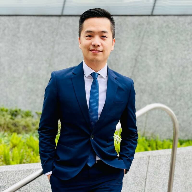 國防部長邱國正因兒子涉嫌涉黃事件請辭，媒體人羅旺哲今日在臉書上表示，事情似乎並不單純。 圖 : 翻攝自羅旺哲臉書