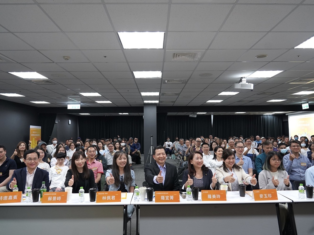 羅美玲委員、麥玉珍委員與現場來賓及港澳朋友大合照。 圖：台港經濟文化合作策進會提供