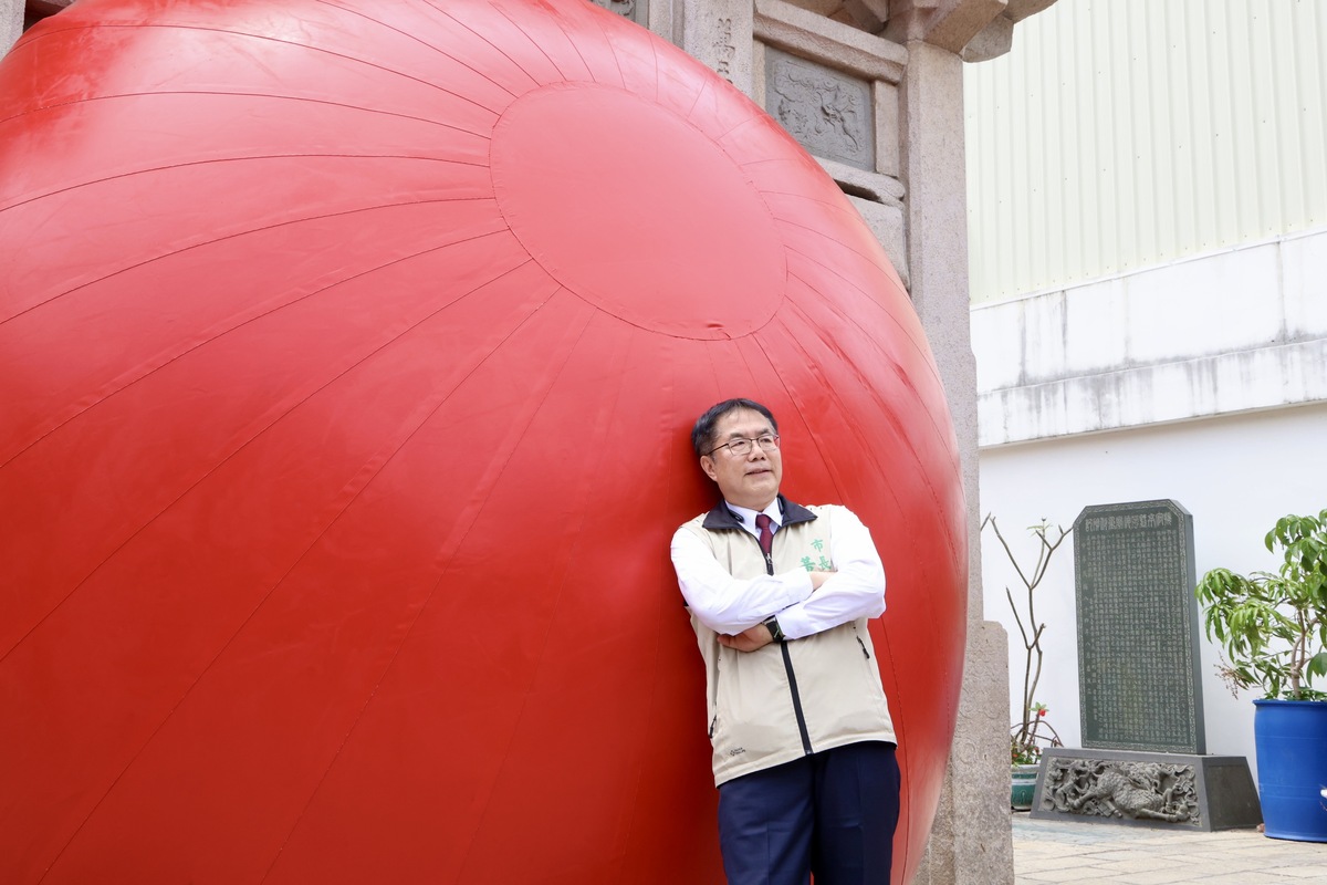 美國藝術家波希克（Kurt Perschke）發起「紅球計畫」，3月29日起連續10天在台南不同景點出現 圖：台南市政府提供