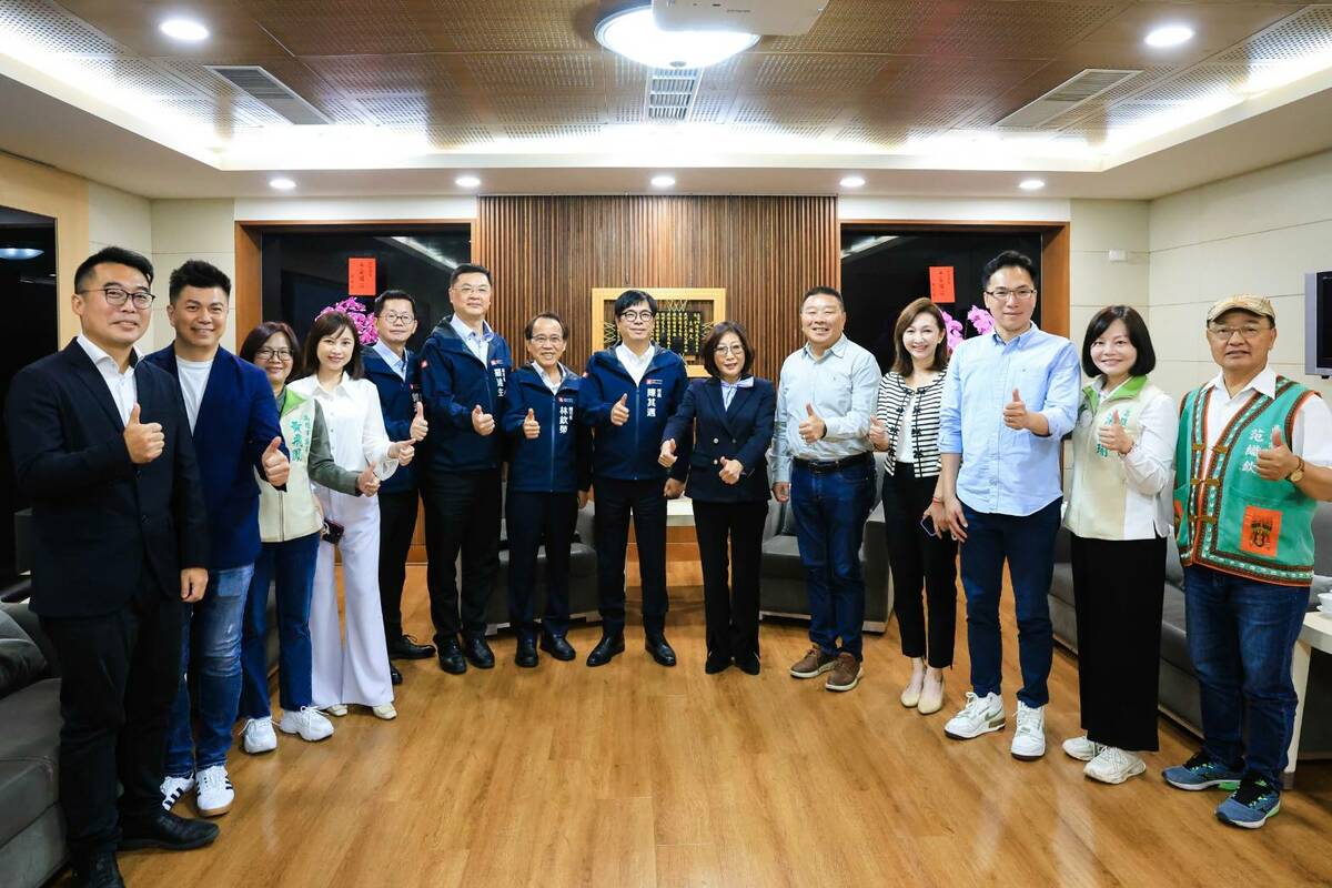 陳其邁(左八)率團隊拜會康裕成(右六)。 圖：高雄市政府/提供