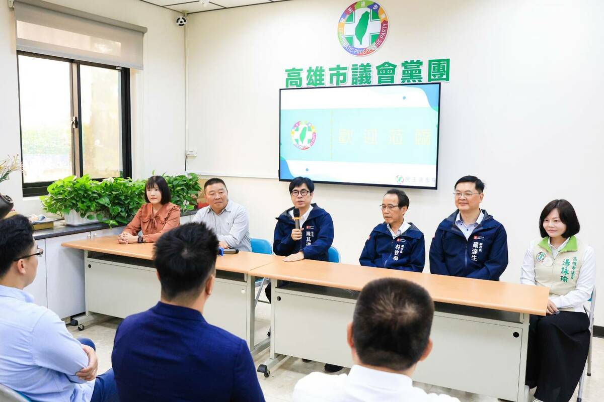 陳其邁(左三)率團隊拜會民進黨團。 圖：高雄市政府/提供