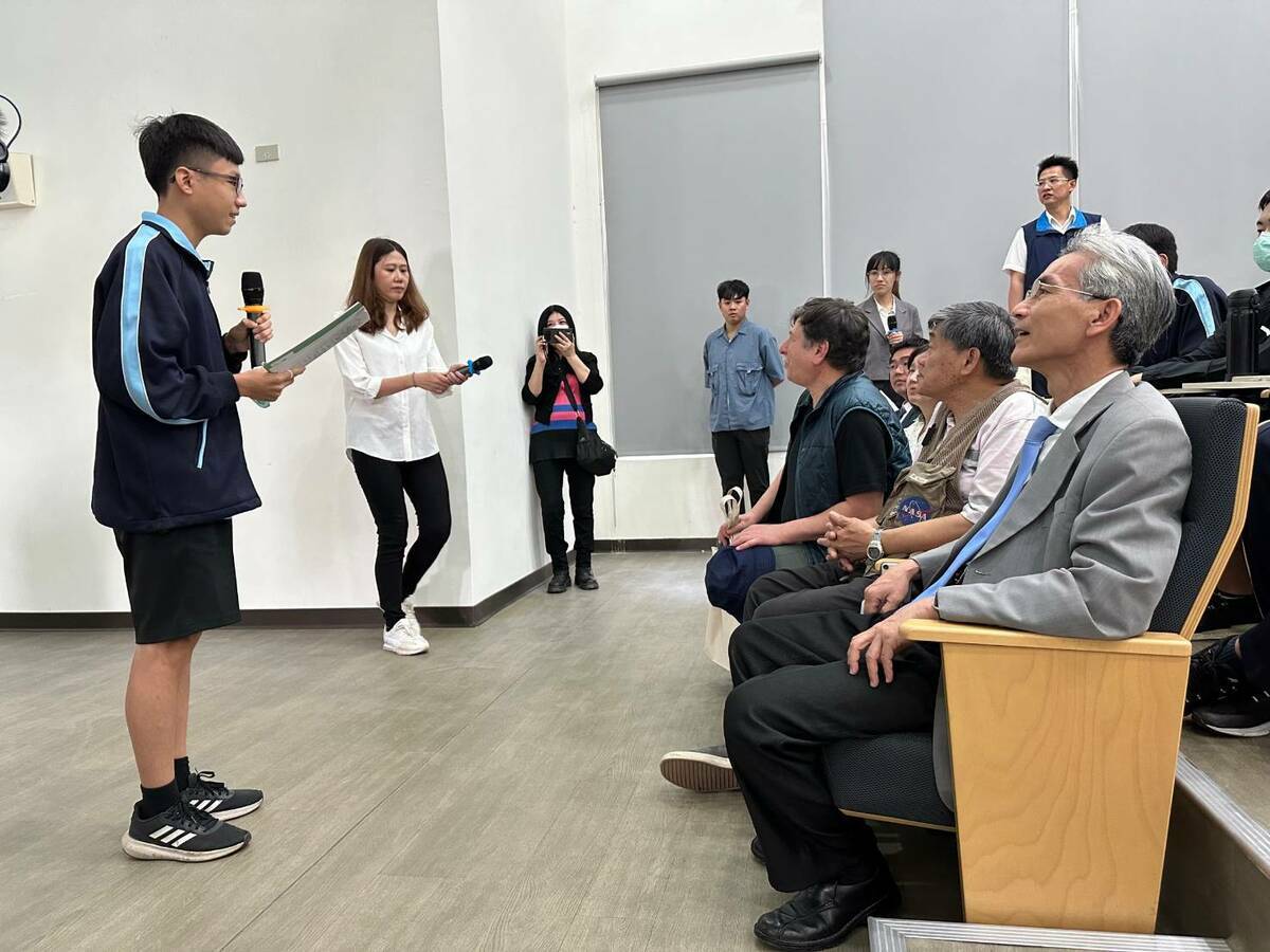 鳳中數理資優班同學當面以英文提問。 圖：鳳山高中/提供
