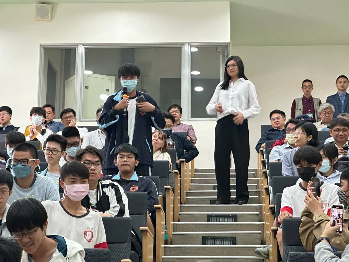 鳳中數理資優班同學現場提問。 圖：鳳山高中/提供