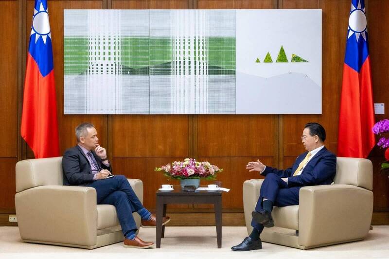 外交部長吳釗燮接受「紐約時報」記者專訪。 圖：外交部提供