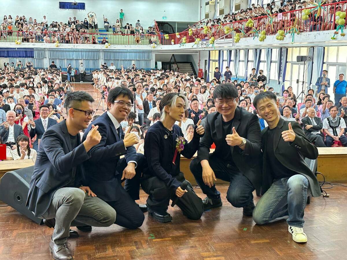 鳳中傑出校友林宥嘉(中)回母校重溫組團玩音樂的回憶。 圖：高雄市鳳山高中/提供