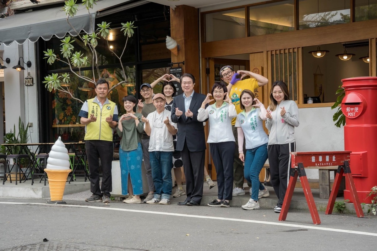 林右昌走訪員林青年返鄉店家。 圖：翻攝自林右昌臉書