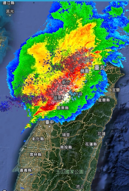 天氣風險 WeatherRisk示警，台中以北，強對流過境中，注意暴雨、強風、雷擊、甚至龍捲風等劇烈天氣。季節正在轉變中，這是今年第一場顯著的雷雨事件。 圖/天氣風險 WeatherRisk臉書粉專