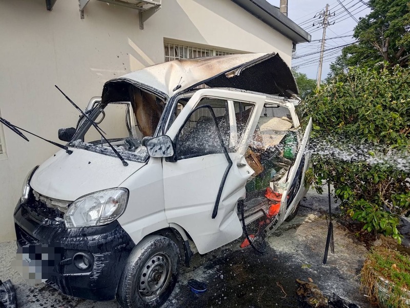 不知車內瓦斯桶洩漏 男子駕駛座抽菸點火引氣爆