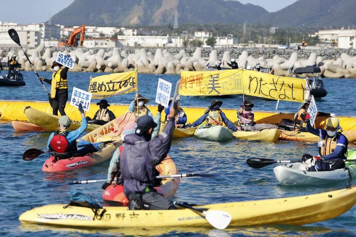 該報導分析指出，中國可能推動沖繩地區的民族自決，進一步影響日本的主權與美國的戰略部署。圖為抗議美軍基地的沖繩民眾。 圖：取自「X」@OliviaTasevski