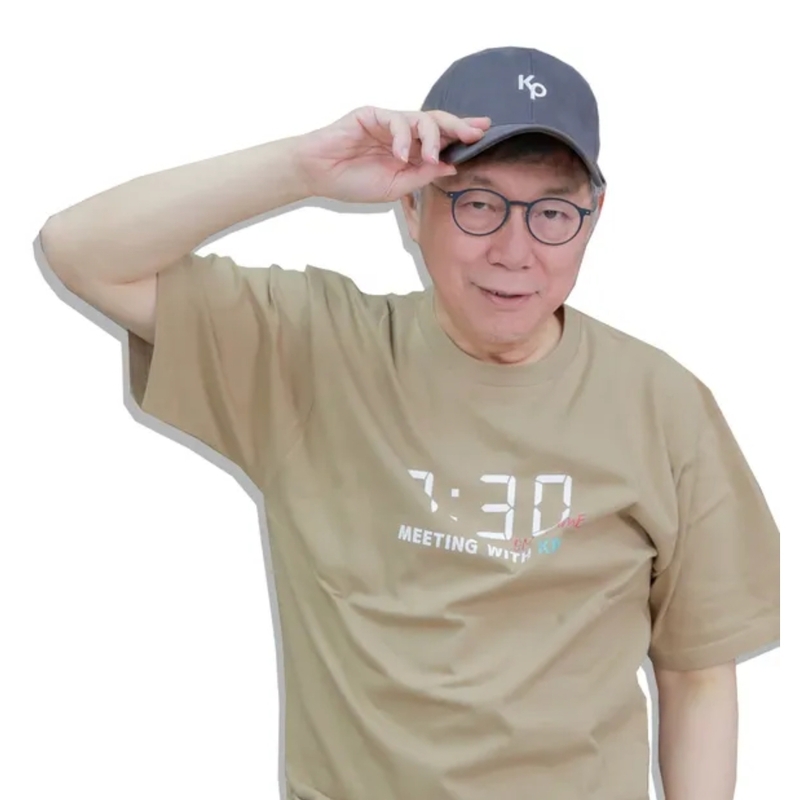 繡有「KP」LOGO 的老帽要價 590 元，供貨狀況在官網顯示庫存不足。輿論諷刺小草成為「搖錢草」。 圖：取自「木可好店Muko」官網