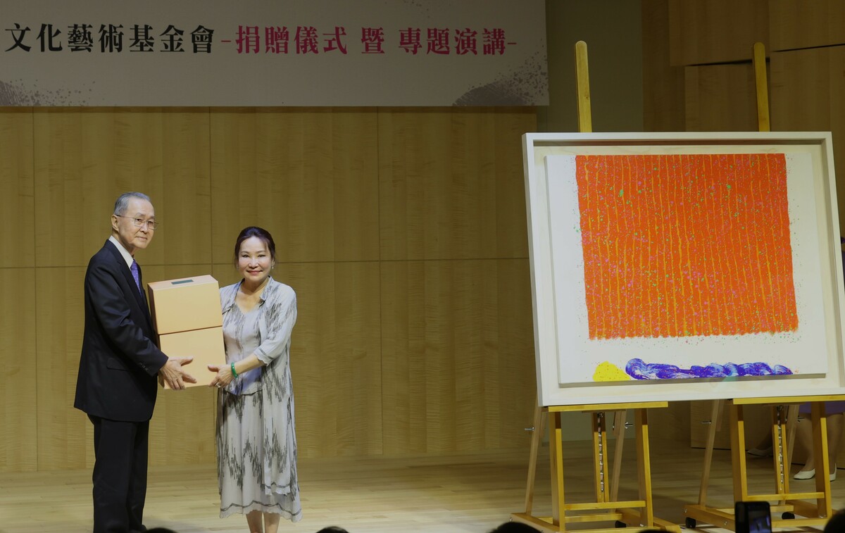 林釗(左)頒贈典藏狀給吳素琴。 圖：孫家銘攝