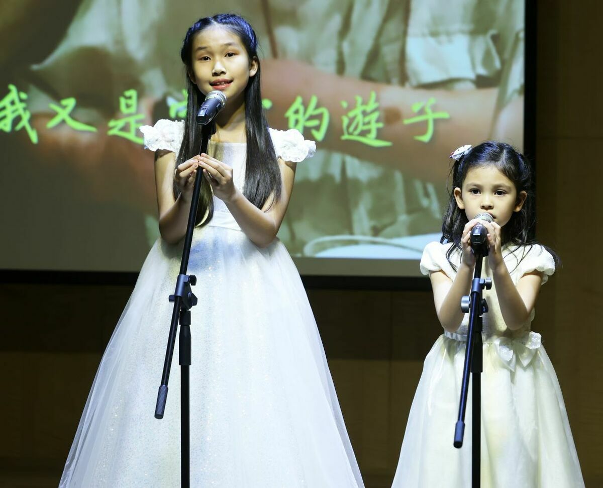 蕭勤的孫女演唱中英文追思歌曲。 圖：孫家銘攝