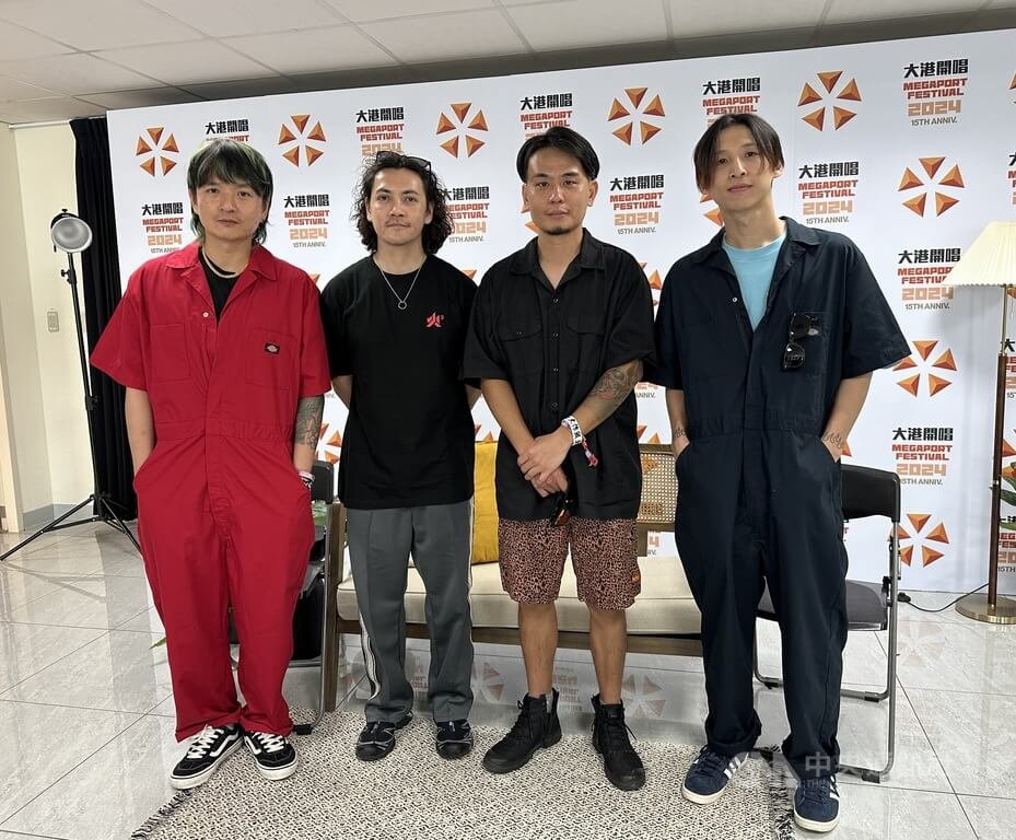 樂團「滅火器」31日登上2024大港開唱音樂祭演出，並預告今年6月將在台北流行音樂中心舉辦「一生到底」演唱會。圖為成員吉他手宇辰（左起）、貝斯手皮皮、主唱楊大正、鼓手柯光。 圖：中央社提供