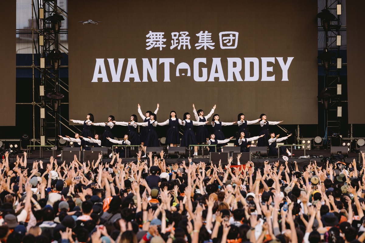 日本團體「Avantgardey」在高雄大港開唱音樂祭演出，多首改編「保庇」、「妳是我的花朵」等經典懷舊金曲組合，讓粉絲嗨翻。 圖：翻攝自Megaport 大港開唱臉書