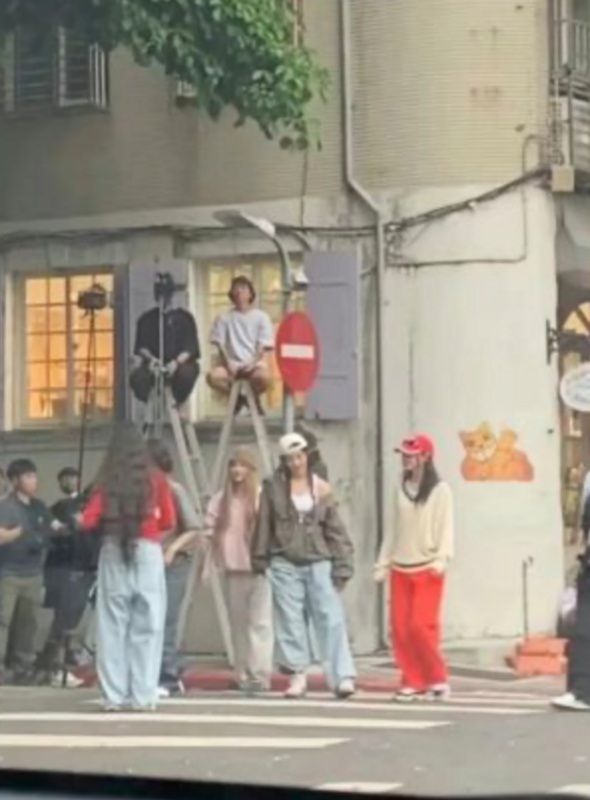 有人透露NewJeans拍攝現場狀況，不只路人被強制驅離，更有住戶遭到工作人員要求檢查手機。 圖：翻攝自theqoo