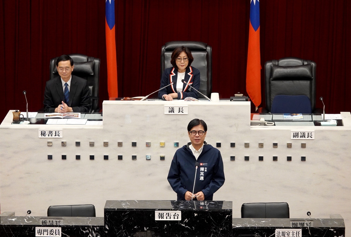 陳其邁在議會進行施政報告。 圖：高雄市議會/提供