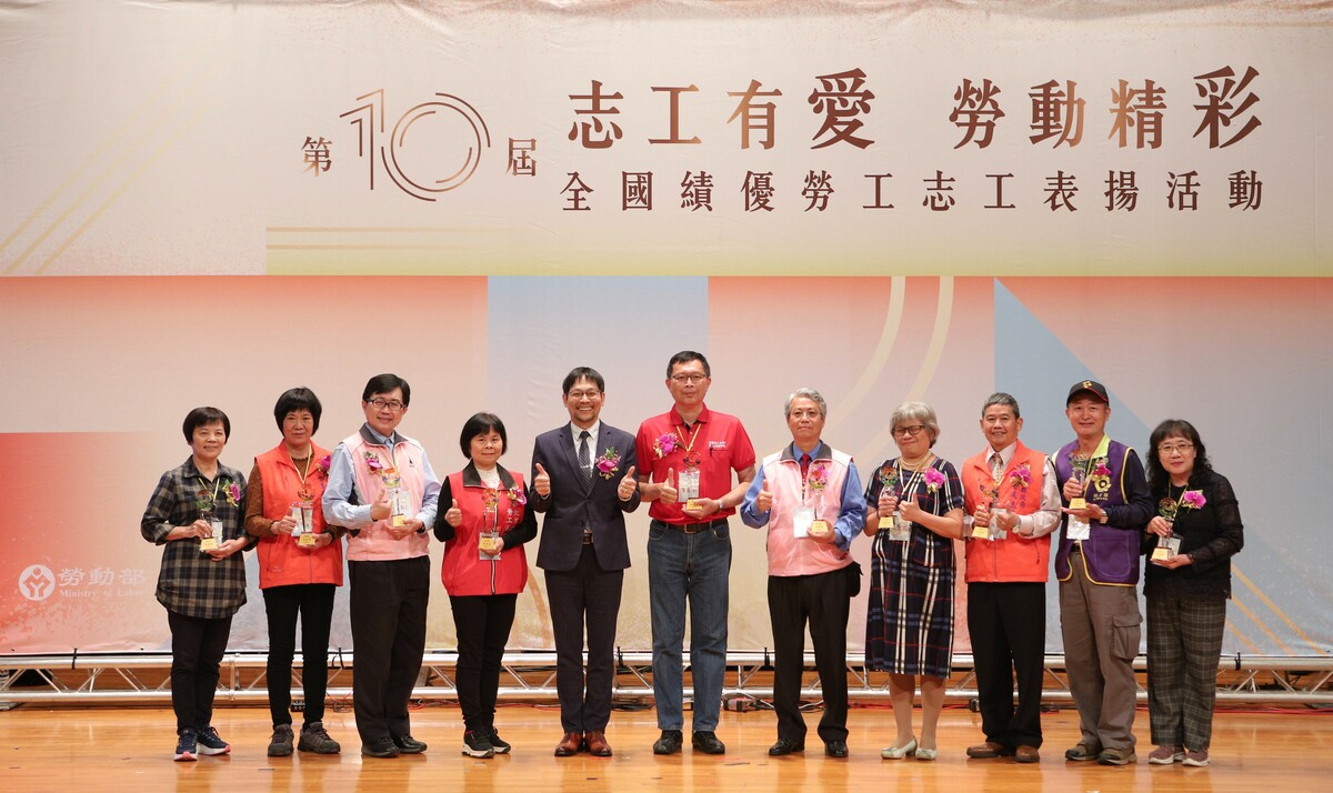 王安邦政務次長與績優勞工志工金牌獎獲獎志工合影。 圖：台中市政府勞工局/提供