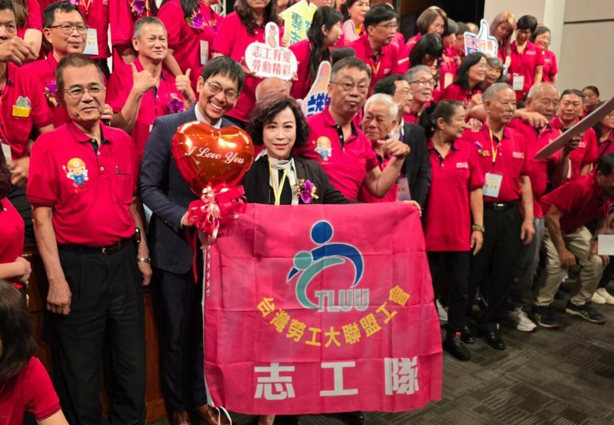 榮獲全國績優勞工志工獎江春瑟，代表志工夥伴送上一個(大愛心)表達感謝。 圖：台中市政府勞工局/提供