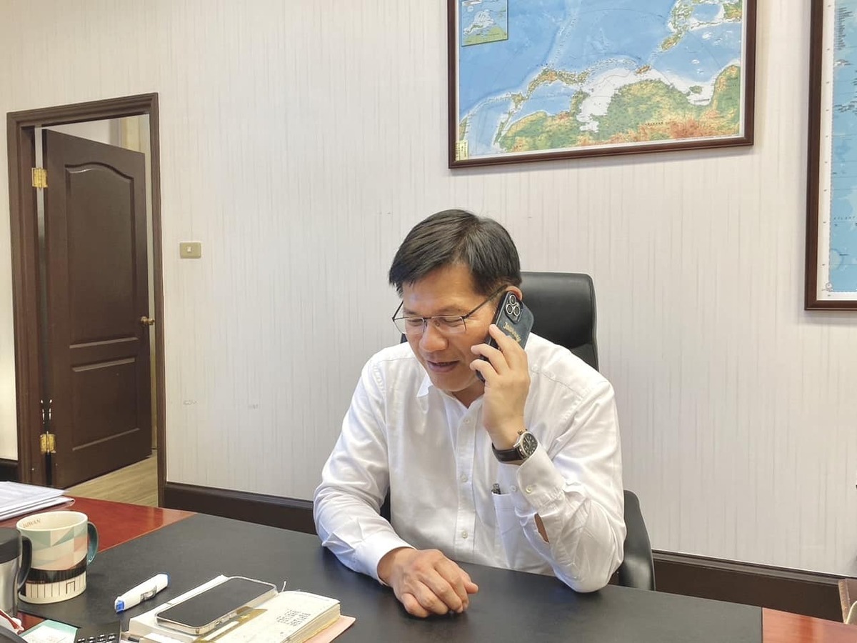 林佳龍致電太魯閣號事故家屬關心近況。 圖：翻攝自林佳龍臉書