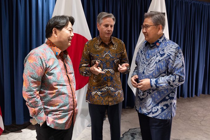 日本現任內閣官房長官、前外務大臣林芳正（左起）也被布林肯大讚是音樂玩家，2人因為音樂結下不解之緣，右為韓國前外長朴振。 圖：翻攝自布林肯推特