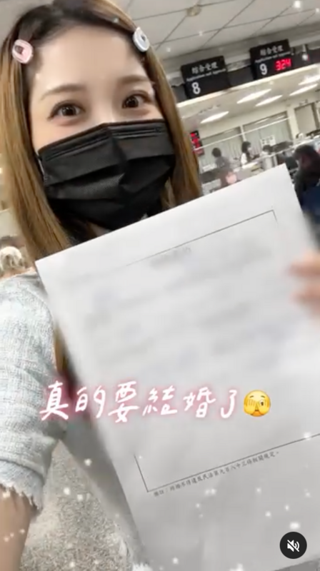 瑀熙在愚人節前夕突表示因為生活太無聊，決定在路上隨機找路人結婚。影片曝光後，有網友發現瑀熙發布影片的時間不是4月1日愚人節當天，紛紛心碎表示「不是愚人節的玩笑」。 圖：翻攝自瑀熙IG